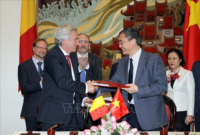 Lễ ký kết Dự án “Vệ tinh nhỏ Việt Nam thứ hai quan sát tài nguyên thiên nhiên, môi trường và thiên tai (VNREDSAT – 1B)” giữa Viện Hàn lâm Khoa học và Công nghệ Việt Nam và Liên danh các nhà thầu Bỉ gồm SPACEBEL S.A và AMOS S.A (Hà Nội, 20/1/2014). Ảnh: Dương Giang - TTXVN