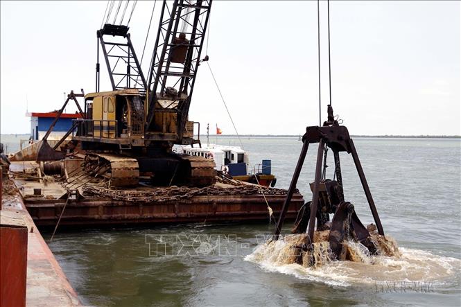 Năm 2014, dự án nạo vét luồng sông Soài Rạp (giai đoạn 2) tổng chiều dài 54 km, từ KCN Hiệp Phước ra cửa biển Cần Giờ (TP Hồ Chí Minh), có vốn tài trợ từ Vương quốc Bỉ. Ảnh: Hoàng Hải - TTXVN