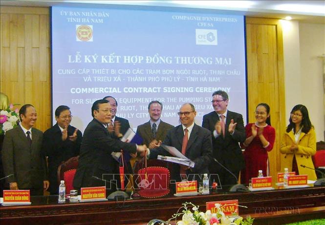 Ngày 17/12/2014, UBND tỉnh Hà Nam và đại diện Vương quốc Bỉ ký hợp đồng thương mại về việc Bỉ giúp Hà Nam nâng cao hệ thống trạm bơm tiêu thoát nước. Ảnh: TTXVN