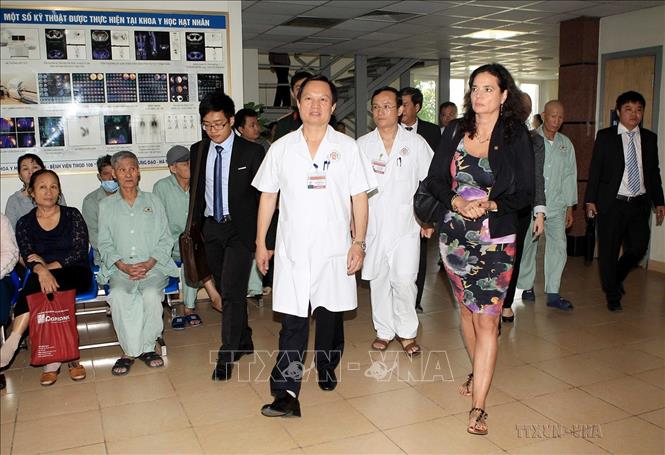 Chủ tịch Thượng viện Bỉ Christine Defraigne thăm Khoa Y học hạt nhân của Bệnh viện Trung ương Quân đội 108 (Hà Nội, 3/11/2015). Ảnh: Phạm Kiên - TTXVN