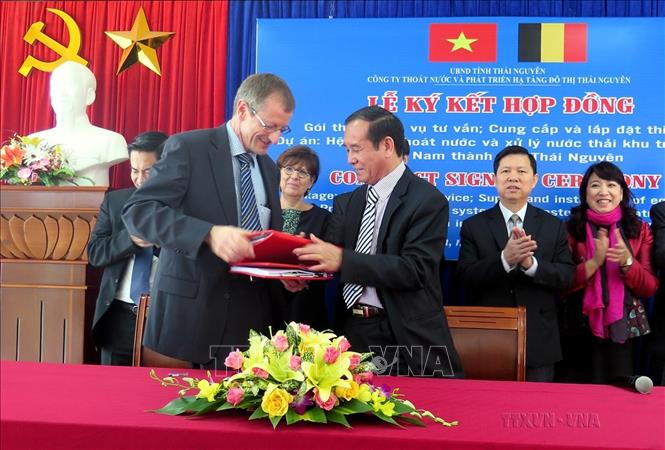 Lễ ký kết hợp đồng gói thầu “Dịch vụ tư vấn, cung cấp và lắp đặt thiết bị” thuộc Dự án hệ thống thoát nước và xử lý nước thải khu trung tâm phía Nam thành phố Thái Nguyên (tỉnh Thái Nguyên) giữa nhà thầu Sodraep (Bỉ) với Công ty TNHH Một thành viên Thoát nước và phát triển hạ tầng đô thị Thái Nguyên, ngày 1/12/2015. Ảnh: Lan Anh - TTXVN