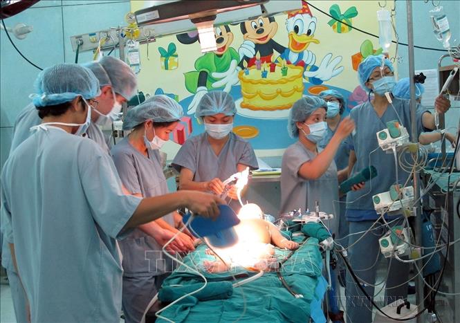 2 chuyên gia đến từ Trường đại học Saint-Luc (Bỉ) tham gia ekip phẫu thuật ca ghép gan cho bệnh nhi mắc xơ gan từ người cho sống, tại Bệnh viện Nhi đồng 2 TP. Hồ Chí Minh, ngày 4/10/2016. Ảnh: Phương Vy-TTXVN