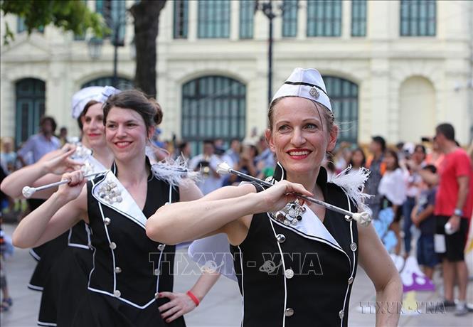 Tiết mục múa gậy Majorettes sôi động của các cô gái đến từ Bỉ tại chương trình “A Touch of Belgium – Một thoáng nước Bỉ”, chiều 12/5/2018, tại Hà Nội, do Đại sứ quán Vương quốc Bỉ tổ chức nhân dịp kỷ niệm 45 năm thiết lập quan hệ ngoại giao giữa hai nước. Ảnh: Dương Giang - TTXVN