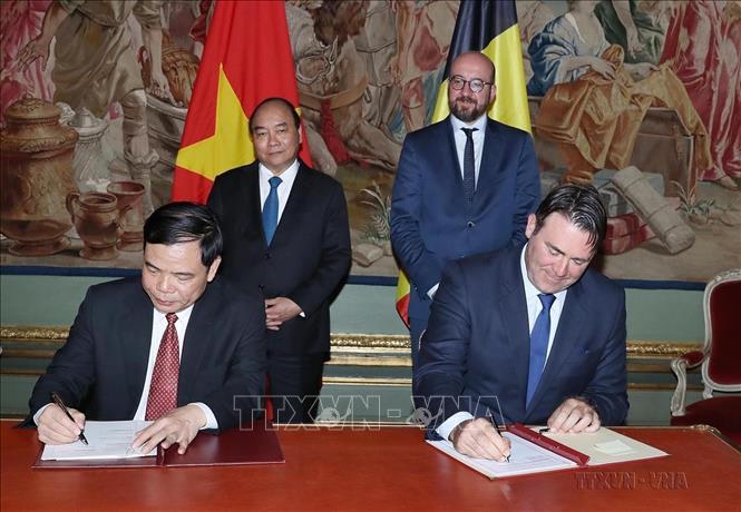 Thủ tướng Nguyễn Xuân Phúc và Thủ tướng Bỉ Charles Michel chứng kiến Lễ ký Thỏa thuận đối tác chiến lực giữa Chính phủ hai nước về lĩnh vực nông nghiệp (Brussels, 16/10/2018). Ảnh: Thống Nhất – TTXVN