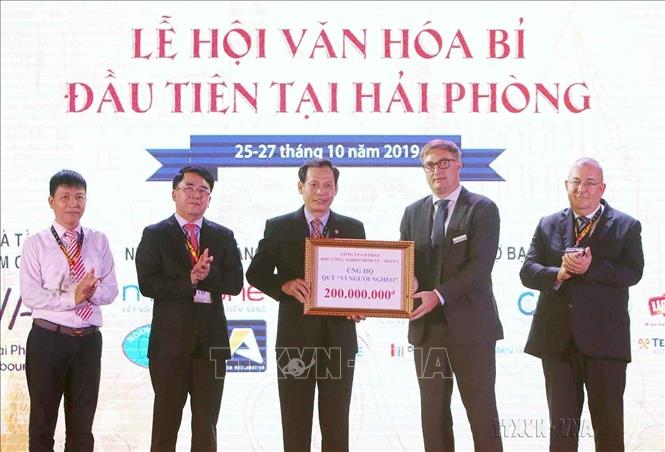 Đại diện Tổ hợp Khu công nghiệp DEEP C (hệ thống các khu công nghiệp và cảng biển do Bỉ phát triển và vận hành tại thành phố Hải Phòng và tỉnh Quảng Ninh) trao tặng ủng hộ Quỹ Vì người nghèo thành phố Hải Phòng, tại Lễ hội văn hóa và ẩm thực Bỉ - B. Fest, ngày 25/10/2019. Ảnh: An Đăng – TTXVN