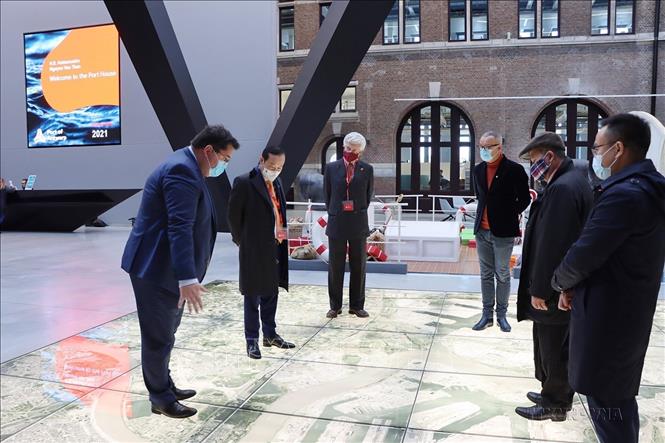 Ngày 22/11/2021, Đại sứ Việt Nam tại Bỉ, Trưởng Phái đoàn Việt Nam bên cạnh Liên minh châu Âu (EU) Nguyễn Văn Thảo làm việc với lãnh đạo tỉnh Antwerp và cảng Antwerp; thảo luận về khai thác cơ hội, tăng cường hợp tác giữa các địa phương Việt Nam với tỉnh Antwerp của Bỉ trong các lĩnh vực tiềm năng như cảng biển, năng lượng tái tạo, thích ứng biến đổi khí hậu, giáo dục. Ảnh: Hương Giang - TTXVN 