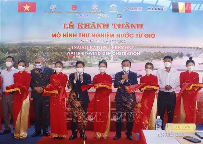 Lễ khánh thành và đưa vào vận hành dự án “Mô hình thử nghiệm Nước từ Gió” tại xã An Hải, huyện Ninh Phước (Ninh Thuận), ngày 15/3/2022, do Chính phủ Bỉ (đại diện là Quỹ FinExpo) tham gia tài trợ. Ảnh: Công Thử - TTXVN