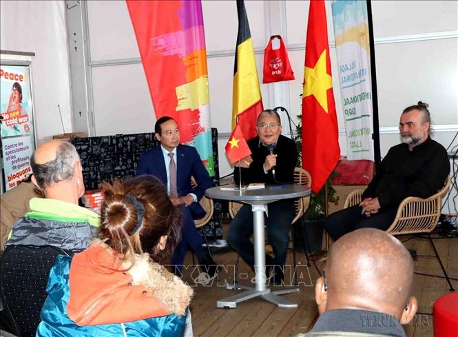 Tọa đàm giới thiệu di sản của Chủ tịch Hồ Chí Minh tại Lễ hội Manifesta (Đoàn kết) - một hoạt động chính trị-xã hội thường niên do Đảng Lao động Bỉ (PTB) tổ chức trong 2 ngày 17-18/9/2022 tại thành phố biển Ostende. Ảnh: Hương Giang - TTXVN