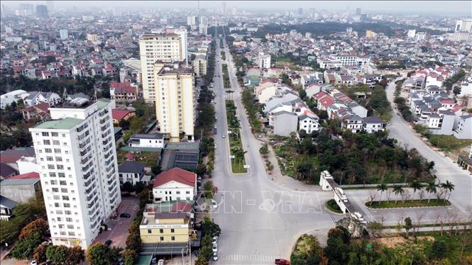 Trong ảnh: Dự án đường Lê Mao kéo dài là một trong những dự án trọng điểm để mở rộng và kích cầu phát triển kinh tế xã hội về phía Nam của thành phố Vinh nhưng đã đình trệ 15 năm qua. Ảnh: Tá Chuyên - TTXVN