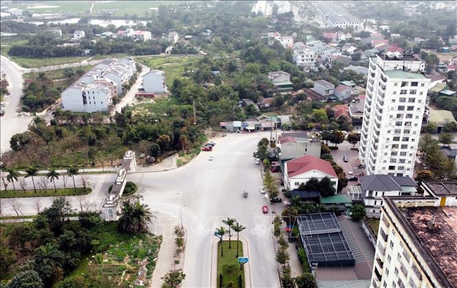 Trong ảnh: Hiện có 29 hộ dân với trên 1.000 nhân khẩu thuộc khối Tân Phượng thuộc diện phải di dời để thi công giai đoạn 2 dự án đường Lê Mao kéo dài với chiều dài 384m đường. Ảnh: Tá Chuyên - TTXVN