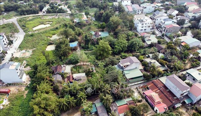 Trong ảnh: Khu dân cư tại khối Tân Phượng thuộc diện phải di dời trong 15 năm qua để triển khai dự án đường Lê Mao kéo dài. Ảnh: Tá Chuyên - TTXVN