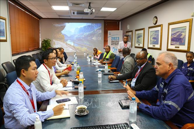 Vietnamese Ambassador to South Africa Hoang Van Loi has a working session with the management board of the Richards Bay Coal Terminal and the railway transport conglomerate Transnet. VNA Photo: Hồng Minh