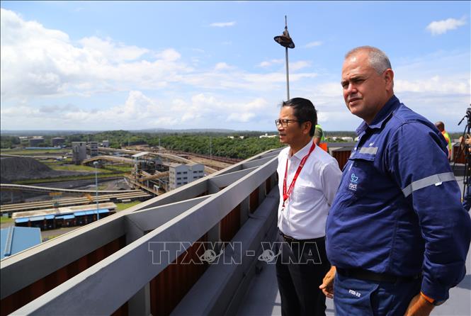Vietnamese Ambassador to South Africa Hoang Van Loi visits the Richards Bay Terminal – the biggest coal export terminal in South Africa. VNA Photo: Hồng Minh