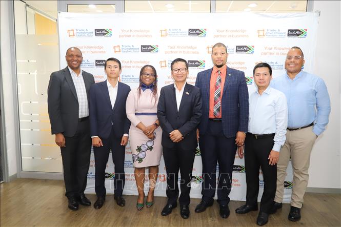Vietnamese Ambassador to South Africa Hoang Van Loi has a working session with the Trade and Investment KwaZulu-Natal. VNA Photo: Hồng Minh