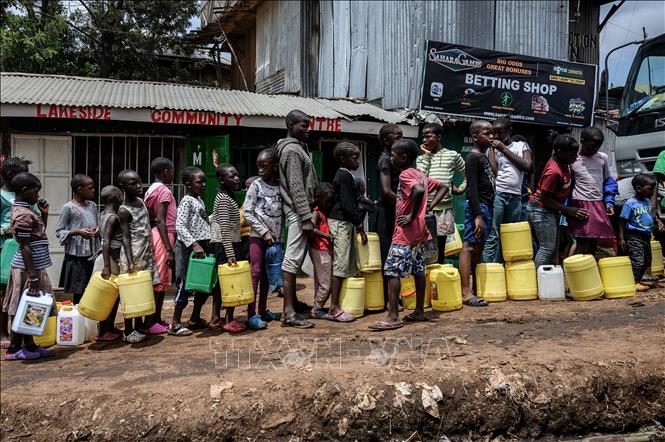 (Tư liệu) Trẻ em xếp hàng chờ lấy nước tại Nairobi, Kenya. Ảnh: AFP/TTXVN