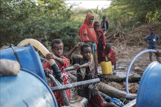 (Tư liệu) Trẻ em lấy nước sinh hoạt tại vòi nước công cộng ở Gode, Ethiopia. Ảnh: AFP/TTXVN