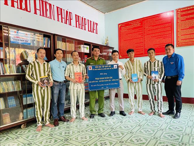 Trong ảnh: Trao Tủ sách thanh niên cho các phạm nhân trong Trại giam Xuân Lộc. Ảnh: Lê Xuân-TTXVN
