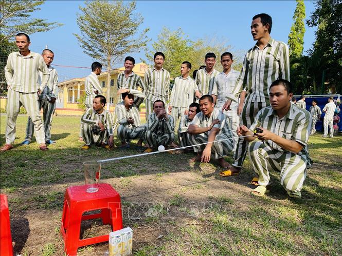 Trong ảnh: Các phạm nhân trong Trại giam Xuân Lộc tham gia các trò chơi dân gian trúng thưởng. Ảnh: Lê Xuân-TTXVN