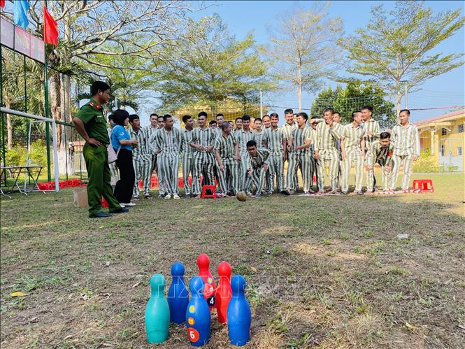 Trong ảnh: Các phạm nhân trong Trại giam Xuân Lộc tham gia các trò chơi dân gian trúng thưởng. Ảnh: Lê Xuân-TTXVN
