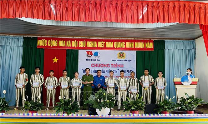 Trong ảnh: Các phạm nhân trong độ tuổi thanh niên ở Trại giam Xuân Lộc được nhận quà vì thành tích cải tạo tốt. Ảnh: Lê Xuân-TTXVN