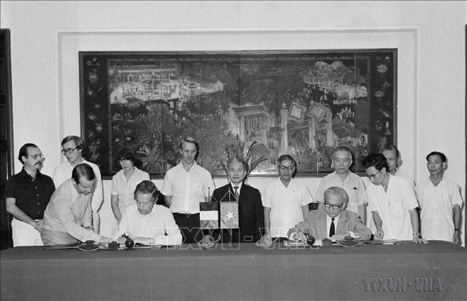 Lễ ký Hiệp định khung về hợp tác Kinh tế, Công nghiệp, Kỹ thuật và Hiệp định khung về hợp tác Kỹ thuật đường sắt giữa Việt Nam và Vương quốc Bỉ dưới sự chứng kiến của Phó Thủ tướng Lê Thanh Nghị (Hà Nội, 11/10/1977). Ảnh: Thế Trung – TTXVN