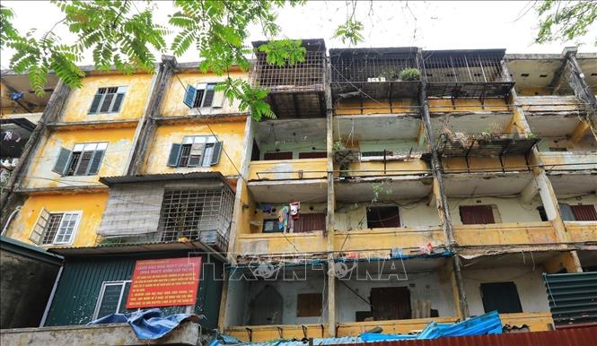 Hanoi relocate residents living in old apartments in Giang Vo ward, Ba Dinh district in order to soon re-build these buildings. VNA Photo: Tuấn Anh