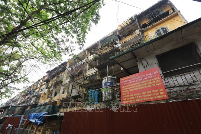 Hanoi relocate residents living in old apartments in Giang Vo ward, Ba Dinh district in order to soon re-build these buildings. VNA Photo: Tuấn Anh