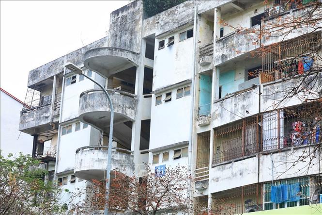 Hanoi relocate residents living in old apartments on Huynh Thuc Khang street, Dong Da district in order to soon re-build these buildings. VNA Photo: Tuấn Anh