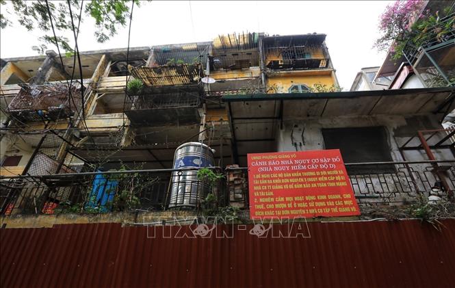 Hanoi relocate residents living in old apartments in Giang Vo ward, Ba Dinh district in order to soon re-build these buildings. VNA Photo: Tuấn Anh