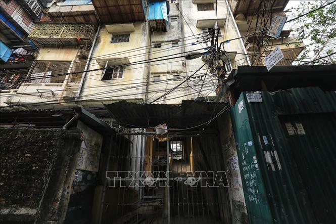 Hanoi relocate residents living in old apartments on Huynh Thuc Khang street, Dong Da district in order to soon re-build these buildings. VNA Photo: Tuấn Anh