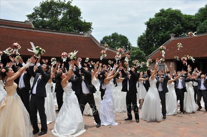 A mass wedding for 50 couples takes place in Van Mieu-Quoc Tu Giam (Temple of Literature) in Hanoi. VNA Photo