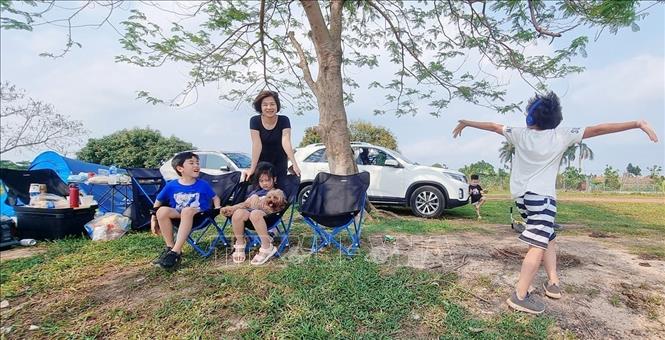 Urban families take picnic trips to countryside during weekends. VNA Photo