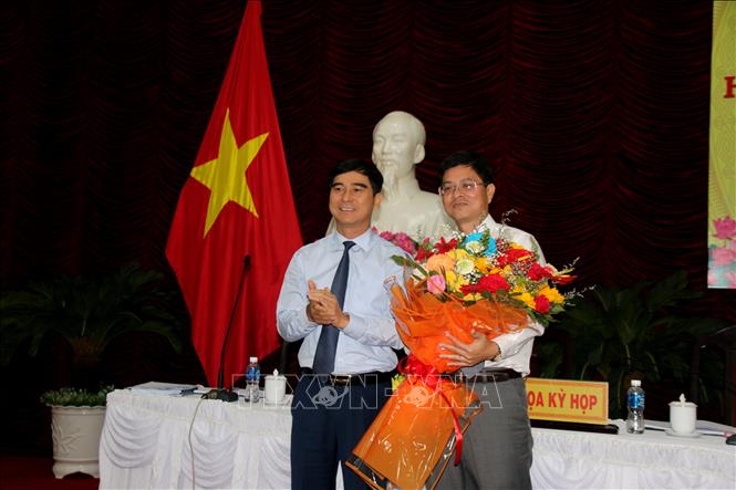 Tặng hoa chúc mừng ông Nguyễn Hồng Hải (bên phải) được bầu giữ chức Phó Chủ tịch UBND tỉnh Bình Thuận. Ảnh: Nguyễn Thanh - TTXVN