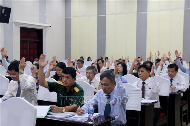 Biểu quyết thông qua nội dung Kỳ họp thứ 13 (chuyên đề) Hội đồng nhân dân tỉnh Bình Thuận. Ảnh: Nguyễn Thanh - TTXVN