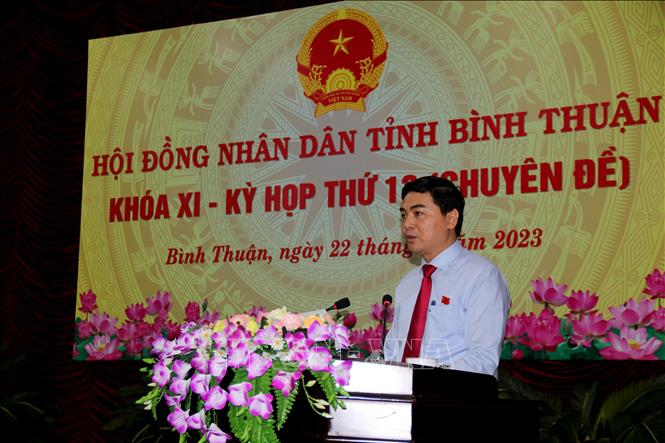 Ông Nguyễn Hoài Anh, Chủ tịch Hội đồng nhân dân tỉnh Bình Thuận phát biểu tại kỳ họp. Ảnh; Nguyễn Thanh - TTXVN