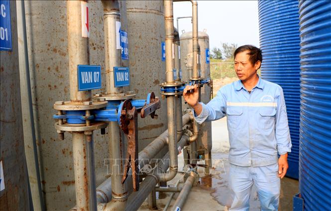 Vận hành hoạt động của trạm cấp nước trên đảo Bạch Long Vỹ. Ảnh: Minh Thu-TTXVN