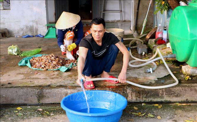 Anh Nguyễn Hoàng Hưng, người dân Bạch Long Vỹ lấy nước sạch phục vụ sinh hoạt. Ảnh: Minh Thu-TTXVN
