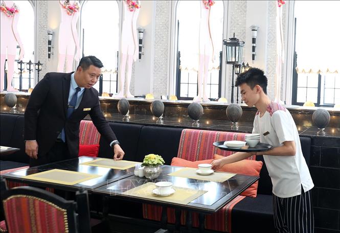 Trong ảnh: Sinh viên khoa Du lịch Trường Cao đẳng Lào Cai thực tập tại khách sạn 5 sao quốc tế Hotel de la Coupole - MGallery tại khu du lịch quốc gia Sa Pa. Ảnh: Quốc Khánh - TTXVN 