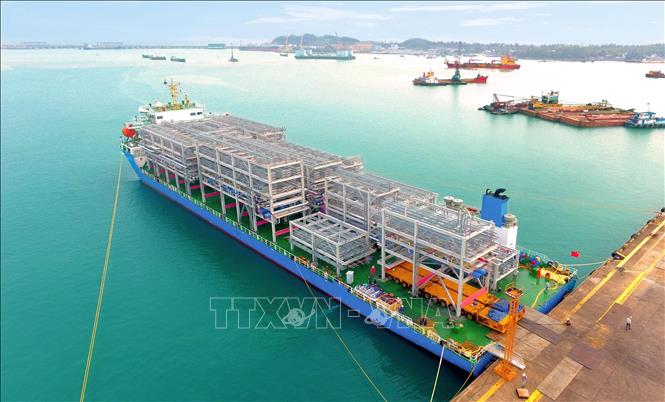 Lô hàng 1.200 tấn Module được Công ty TNHH Công nghiệp nặng Doosan Enerbility Việt Nam (Doosan Vina), Khu kinh tế Dung Quất, xã Bình Thuận, huyện Bình Sơn, tỉnh Quảng Ngãi xuất khẩu sang Singapore. Ảnh: TTXVN phát