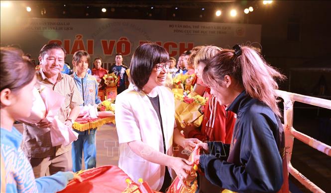 Trong ảnh: Phó Chủ tịch Ủy ban nhân dân tỉnh Gia Lai Nguyễn Thị Thanh Lịch tặng cờ, hoa cho các đoàn vận động viên tham dự Giải vô địch các Câu lạc bộ Muay Quốc gia năm 2023. Ảnh: Quang Thái- TTXVN