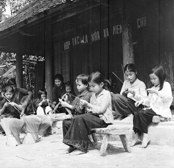 Học sinh trường cấp I Sơn Thịnh, huyện Hương Sơn (Hà Tĩnh) vót nan cho HTX làm mành để hưởng ứng phong trào 