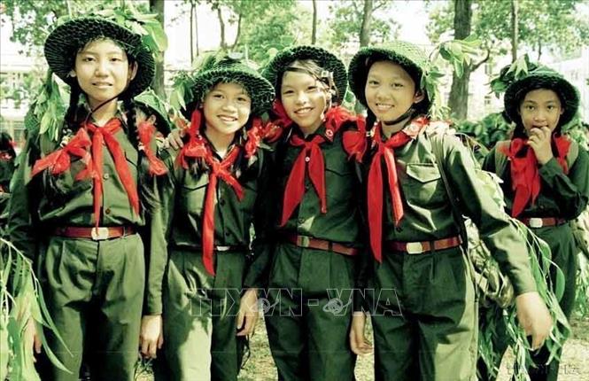 Thiếu nhi thành phố Hồ Chí Minh tham gia chiến dịch “Em là chiến sĩ Điện Biên thành phố mang tên Bác Hồ” (7/5/2004). Ảnh: Minh Quang – TTXVN