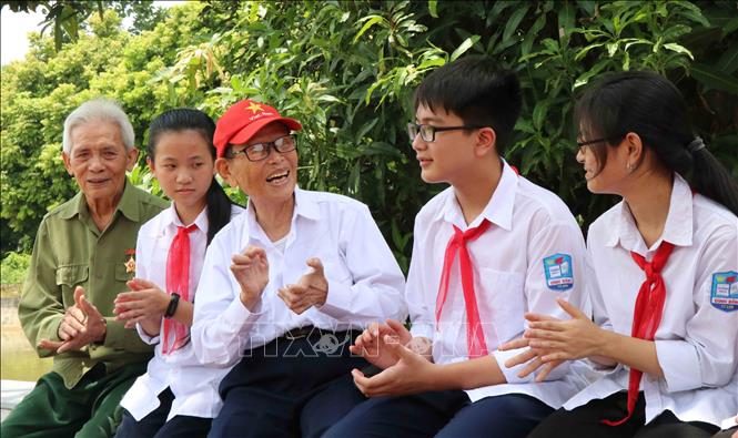 Nhà giáo nhân dân, Anh hùng lao động Nguyễn Đức Thìn (thứ 3, từ trái) - người khởi xướng phong trào 