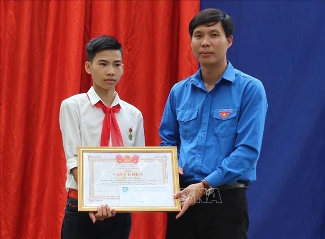 Trao huy hiệu “Tuổi trẻ dũng cảm” của Trung ương Đoàn và Giấy khen của Hội đồng Đội tỉnh Thanh Hóa cho em Vũ Văn Hùng (học sinh lớp 9A, trường THCS Phúc Thịnh, huyện Ngọc Lặc) đã có hành động dũng cảm cứu được 3 học sinh khỏi chết đuối ngày 7/4/2019. Ảnh: Nguyễn Nam - TTXVN