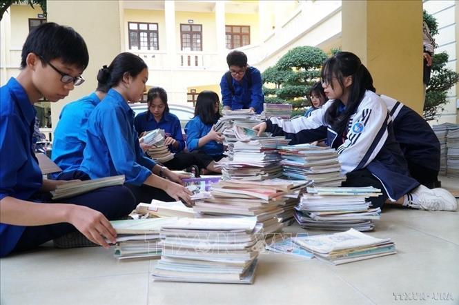 Với tinh thần “Lá lành đùm lá rách”, “Tương thân tương ái”, Học sinh trường THPT Lê Viết Thuật (thành phố Vinh) sắp xếp, phân loại sách giáo khoa gửi ủng hộ các bạn học sinh miền Trung bị ảnh hưởng bởi lũ lụt. Ảnh: Bích Huệ - TTXVN