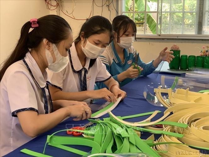 Học sinh Trường THCS & THPT Trần Ngọc Hoằng, huyện Cờ Đỏ (thành phố Cần Thơ) làm tấm chắn giọt bắn tặng cho các điểm kiểm soát phòng, chống dịch COVID-19. Ảnh: Ánh Tuyết - TTXVN