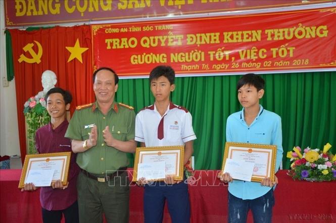 Công an tỉnh Sóc Trăng tặng giấy khen cho 3 học sinh nghèo trả lại tiền cho người đánh rơi. Ảnh: Hoài Thu - TTXVN