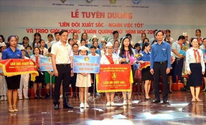 Thành đoàn Đà Nẵng trao giải thưởng cho Liên đội xuất sắc - Nghìn việc tốt năm học 2018-2019. Ảnh: Đinh Văn Nhiều-TTXVN