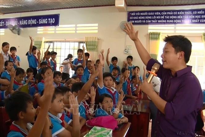 Học sinh Trường Tiểu học Sông Ray (xã Sông Ray, Đồng Nai) tham gia trả lời các câu hỏi liên quan đến phân loại rác thải. Chương trình với mục tiêu trang bị cho học sinh kiến thức, kỹ năng và tập thói quen phân loại rác; nâng cao ý thức tự bảo vệ môi trường sống, xây dựng môi trường sống xanh – sạch – đẹp. Ảnh: Lê Xuân-TTXVN