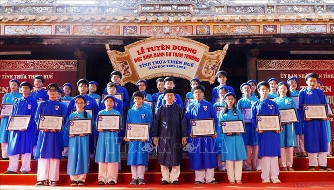 Lễ tuyên dương 384 học sinh đạt danh hiệu “Học sinh Danh dự toàn trường” năm học 2021-2022 của tỉnh Thừa Thiên – Huế. Những học sinh này không chỉ giỏi văn hóa mà được tập thể lớp, trường suy tôn, bình chọn là học sinh danh dự tiêu biểu điển hình của trường. Ảnh: Tường Vi - TTXVN